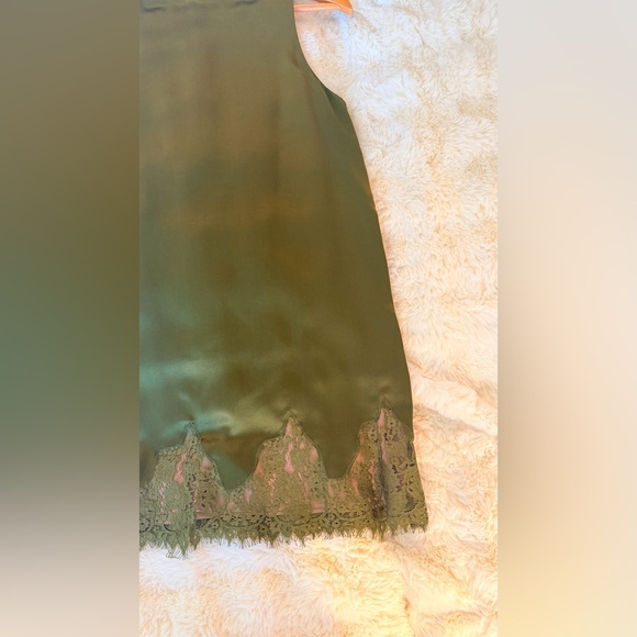 Reformation Jessalyn Silk Dress In Moss Garden, NWOT, NEVER WORN, NO FLAWS. - Picture 7 of 14